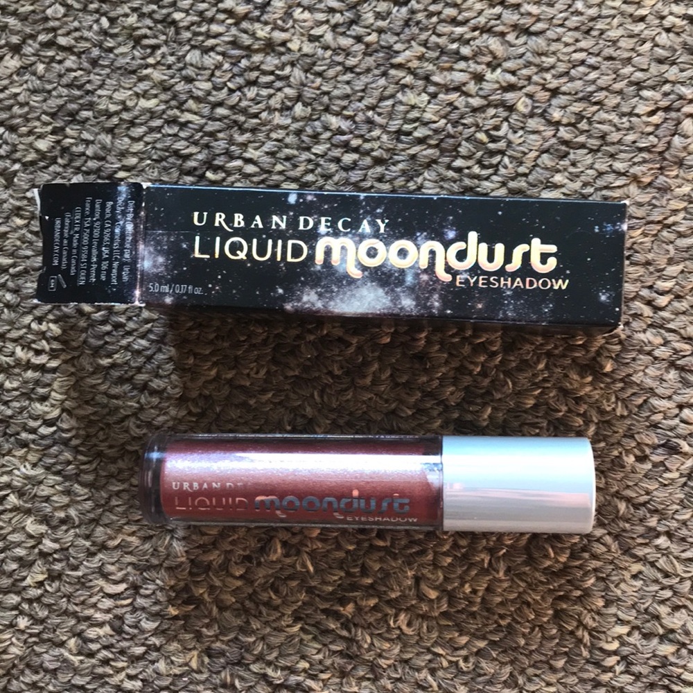 Urban Decay liquid moon dust in solstice